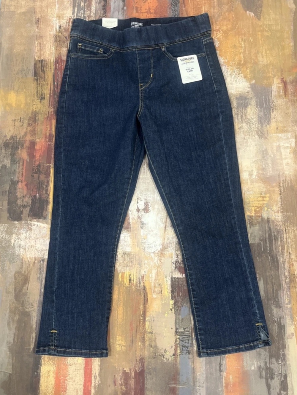 LEVI NWT Pull On Capri Jean Slimming Tummy Panel Lifts & Smooths Size 6/28